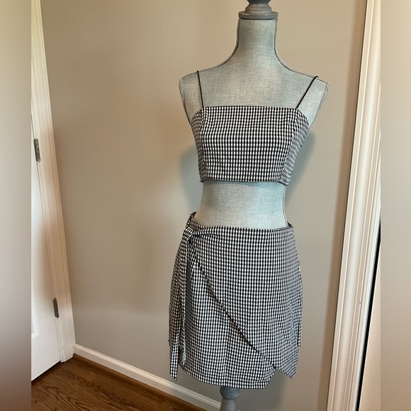 Showpo Gingham Checkered Black & White two-peice Set Skirt and crop top - Picture 1 of 7
